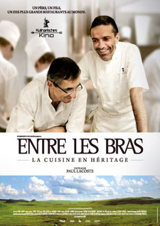 Filmplakat ENTRE LES BRAS -  3 Sterne. 2 Generationen. 1 Küche - franz. OmU